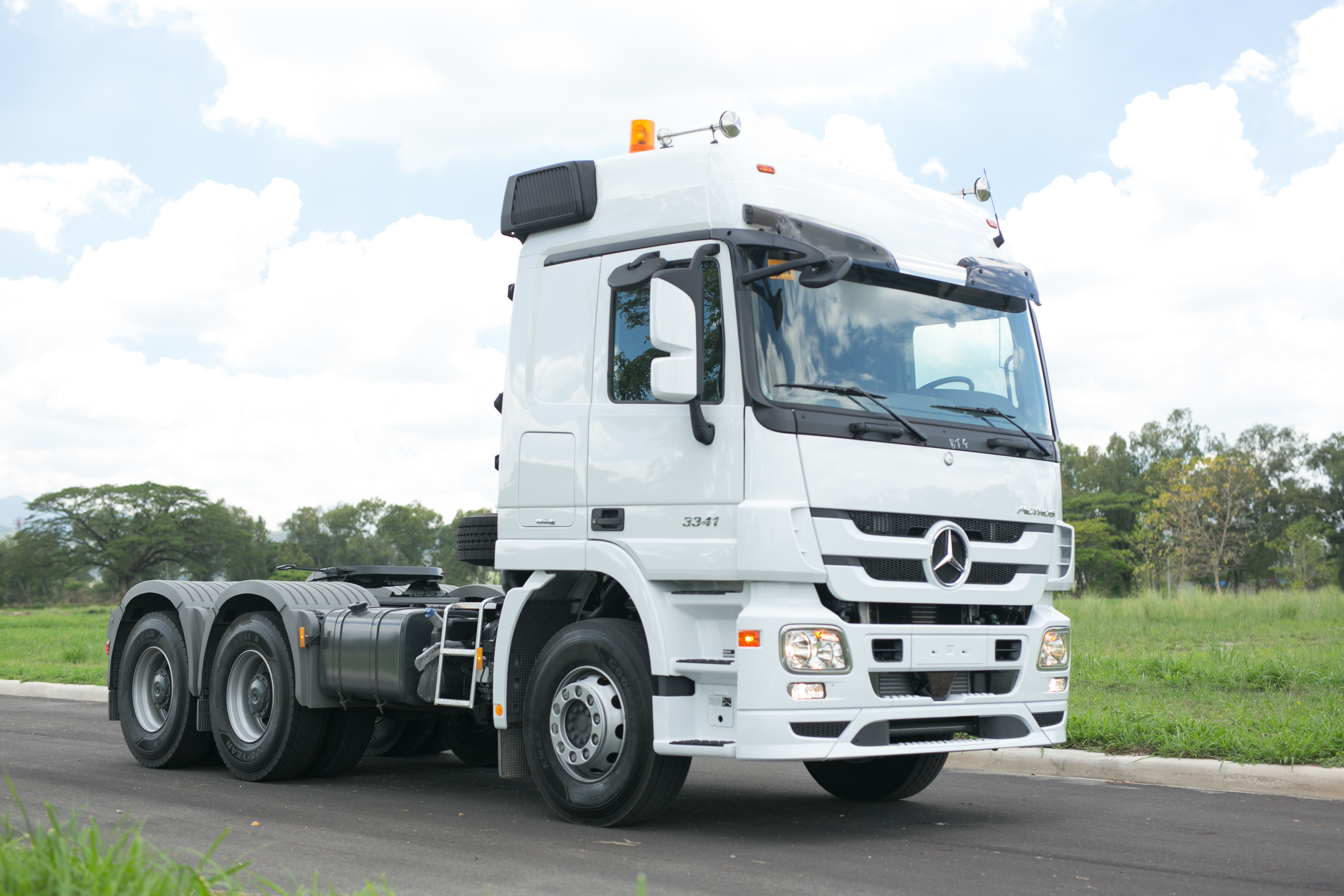 Седельные тягачи mercedes benz. Mercedes Actros 6x4. Mercedes-Benz Actros 3346. Мерседес Бенц Актрос 6х4. Седельный тягач Мерседес Актрос.